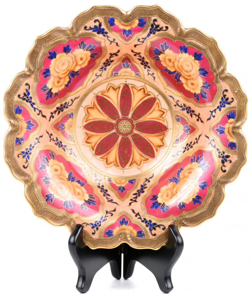 Een schaal van meerkleurig Japans porselein met een bloemendecor.