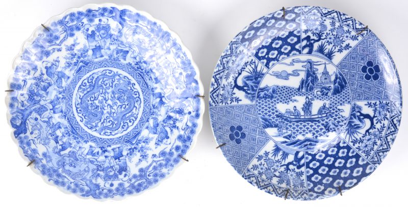 Twee verschillende schotels van blauw en wit Chinees porselein. XIXe eeuw.