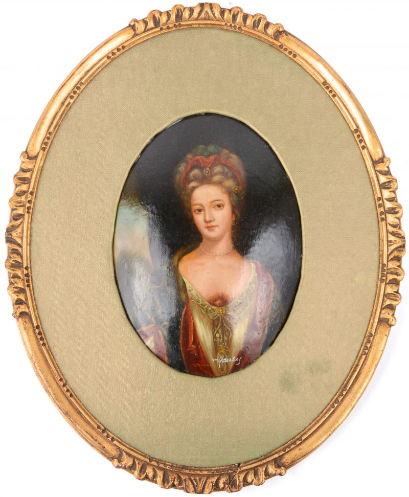 Een gebombeerd ovaal damesportret, naar de XVIIIde eeuw. Gesigneerd.
