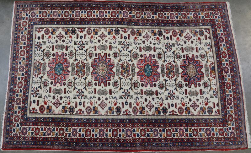 Een wollen tapijt met geometrisch motief. Handgeknoopt. Enige slijtage. Azerbeidzjan.