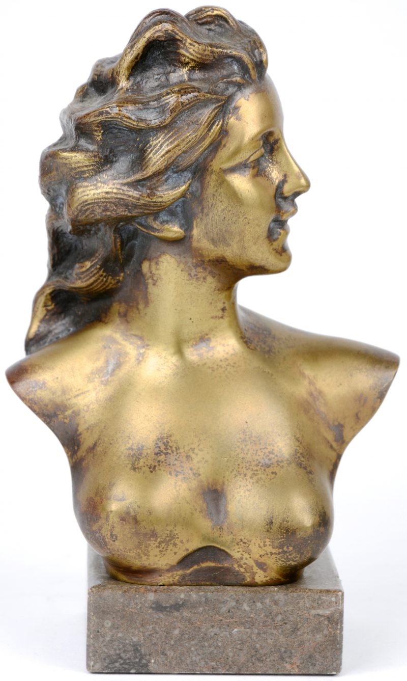 “Vrouwelijk naakt”. Een bronzen buste op marmeren sokkel naar een werk van Jef Lambeaux.