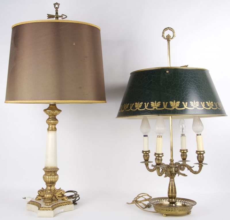 Twee verschillende koperen lampvenoeten, waarbij één deels witgepatineerd en één met vier lichtpunten.