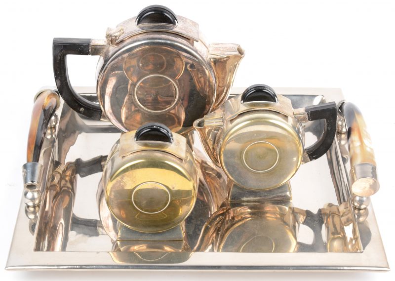 Een art deco koffiestel van verzilverd metaal, bestaande uit een koffiepot, melkkannetje en een suikerpot. Op dienblad met hoornen handvatten.
