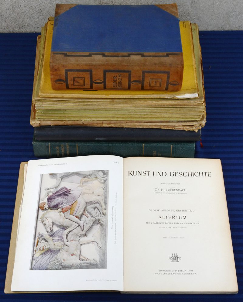 Een lot Duitstalige lectuur:- Gebundelde uitgaves van het ‘Deutsche Medizinische Wochenschrift’ uit 1953 - Gebundelde uitgaves van tijdschrift ‘Jugend’ uit 1914- “Kunst und Geschichte” 1910.- Een uitgave met houtsnedes naar Albrecht Dürer- Twee uitgaves van het tijdschrift ‘Innen-Dekoration’ uit 1921 en 1931.- “Reise um die Erde”. Twintig uitgaves.- “Bilder - Lexikon Literatur und Kunst. 1929.We voegen er twee uitgaven van het Franse tijdschrift ‘Art et décoration’ uit 1932 aan toe.