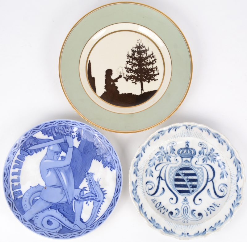 Een lot van drie porseleinen borden, waarbij twee gemerkt van Royal Copenhagen en één van Meissen (merk voor servieswaren van mindere kwaliteit).