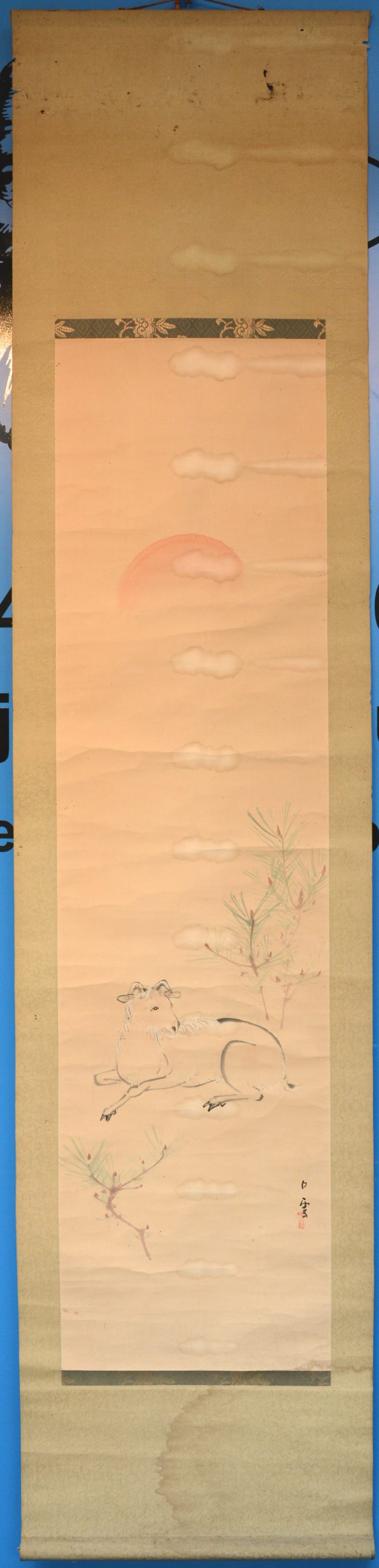 Een handgeschilderde Chinese scroll met een afbeelding van een bok. Inkt op papier. Vochtvlekken.