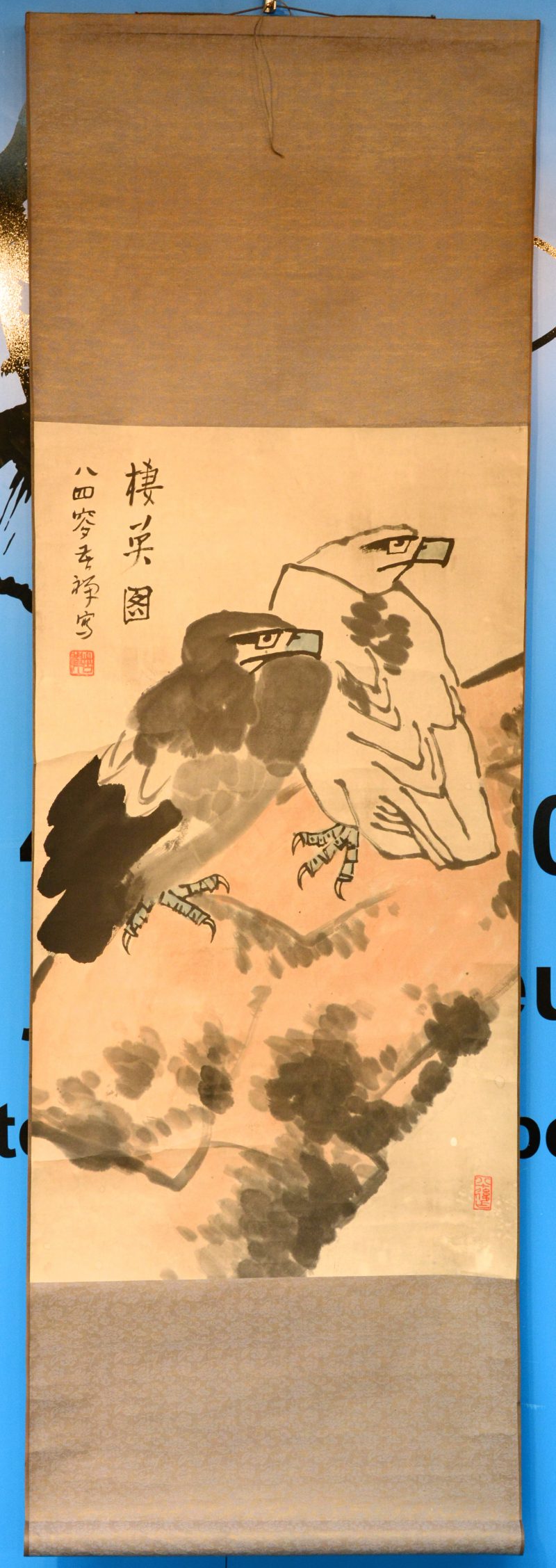 Een handgeschilderde Chinese scroll met een afbeelding van twee gieren. Inkt op papier.