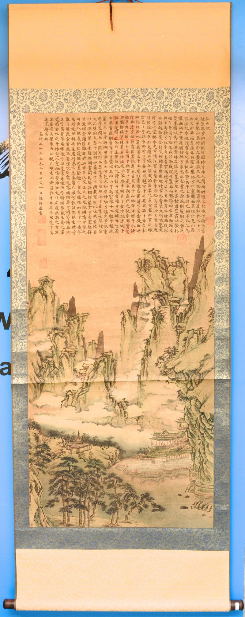 Een handgeschilderde Chinese scroll met een landschap en een verhaal. Inkt op papier.