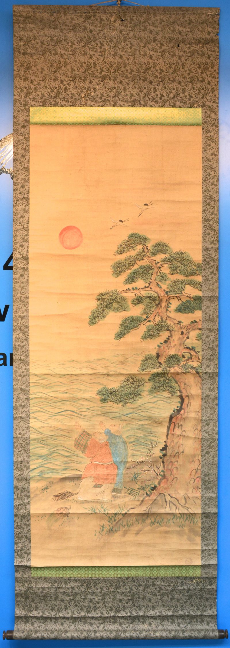 Een handgeschilderde Chinese scroll met een voorstelling van twee oude mannen bij een meer. Inkt op papier.