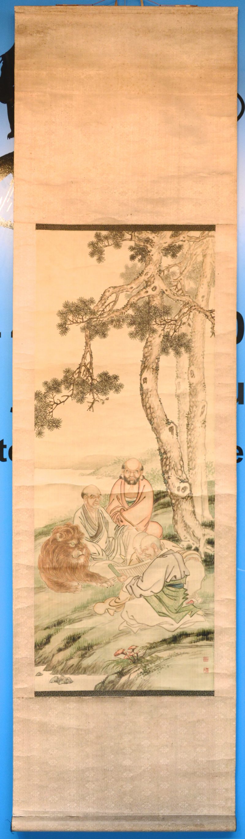 Een handgeschilderde Chinese scroll met een voorstelling van vier wijzen en een leeuw. Inkt op papier.