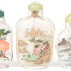 Drie Chinese glazen snuffbottles met verschillende decors. Allen gesigneerd.