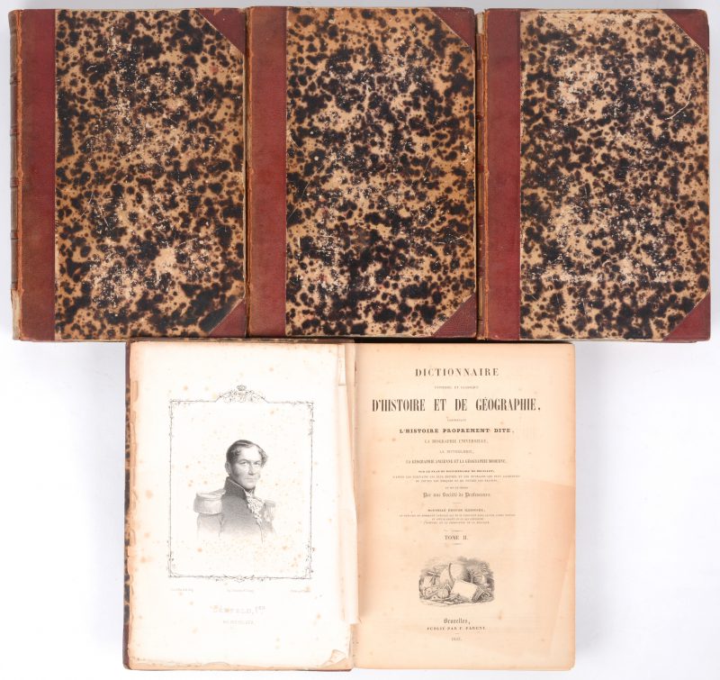 “Dictionnaire universel et classique d’histoire et de géographie”. Vier delen. Brussel, 1853. Eén lederen band beschadigd.