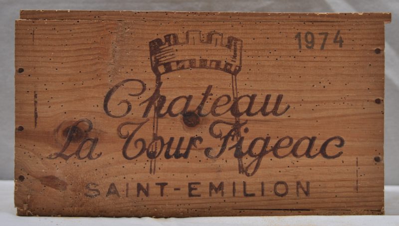 Ch. La Tour-Figeac A.C. St-Emilion grand cru classé   M.C. O.K. 1974  aantal: 6 Bt. bn à ts, vermolmde kist