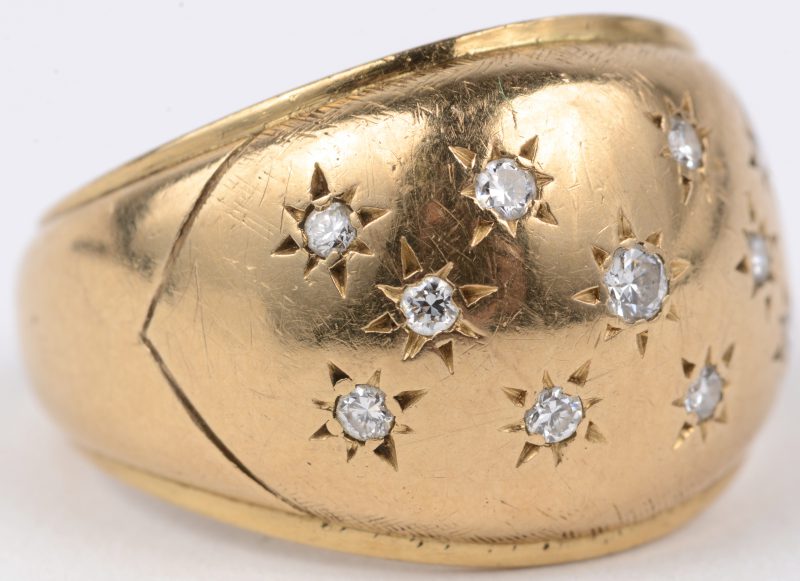 Een 18 karaats geel gouden ring bezet met diamanten met een gezamenlijk gewicht van ± 0,25 ct.