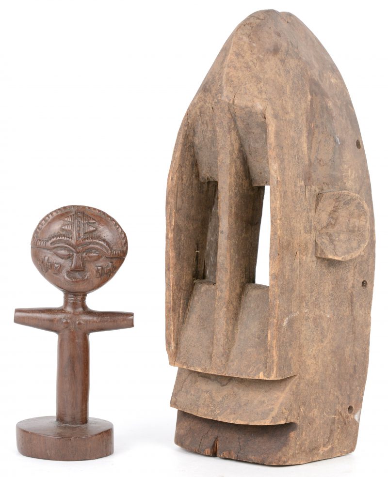 Een Dogonmasker en een beeldje van gebeeldhouwd hout.
