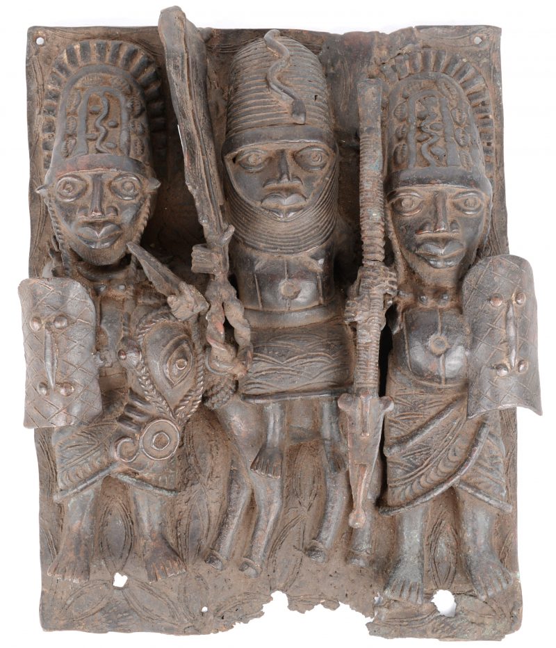 Een wandplaat van brons met een voorstelling van drie krijgers in hoogreliëf. Afrikaans werk, Benin.