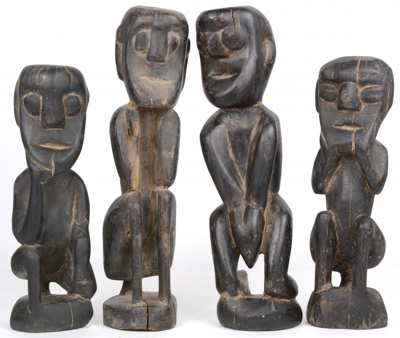 Vier figuren van gebeeldhouwd ebbenhout. Afrikaans werk. Eén met oude beschadiging.