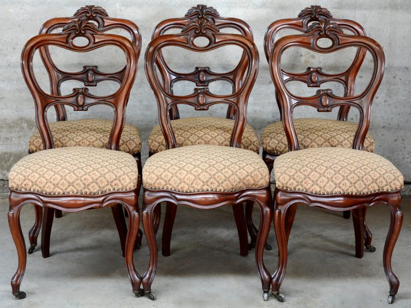 Een reeks van zes mahoniehouten stoelen in Louis Philippestijl.