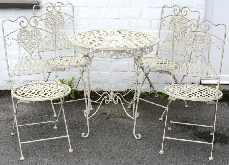 Een vijfdelige metalen tuinset bestaande uit vier stoelen en een tafel.