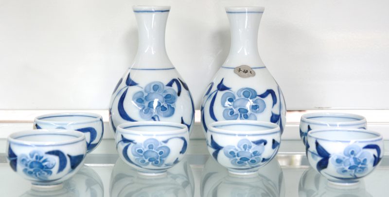 Een paar Huang jiuflesjes met zes kommetjes van blauw en wit Chinees porselein, versierd met bloemendecors. Recent werk.