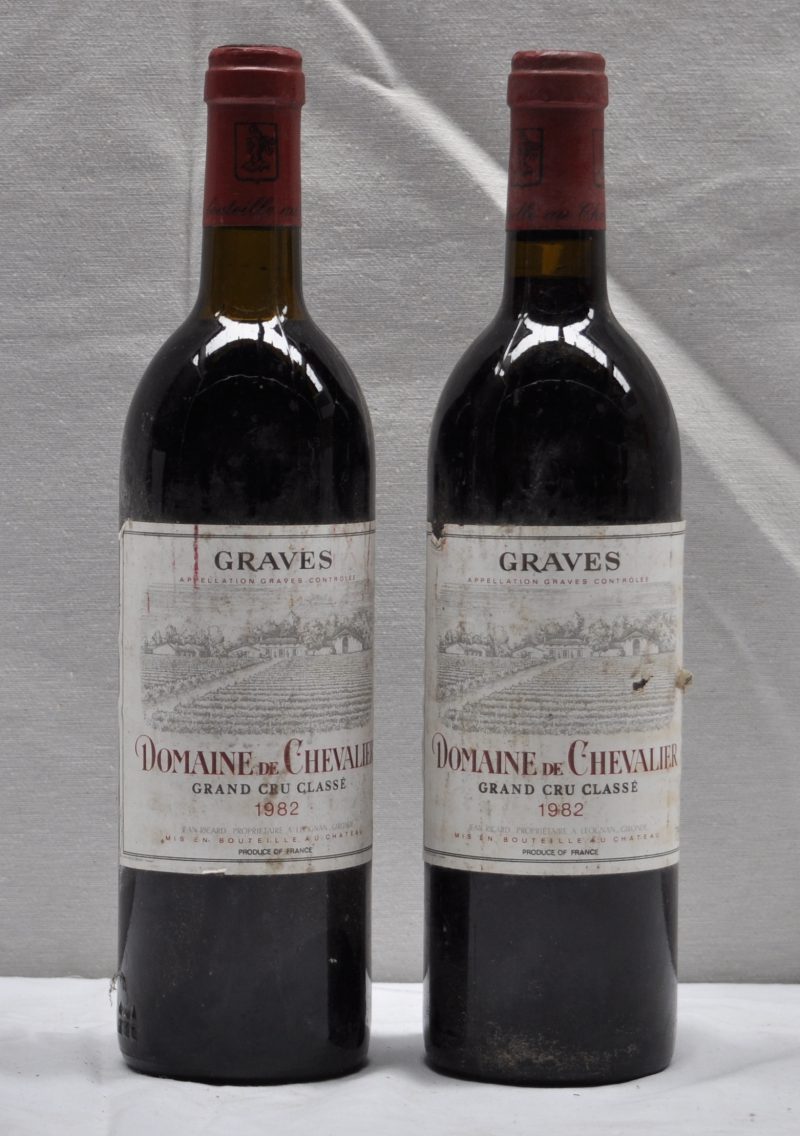 Dom. de Chevalier A.C. Pessac-Léognan Grand cru classé de Graves  M.C.  1982  aantal: 2 Bt. neck, ts, etiketten gevlekt.
