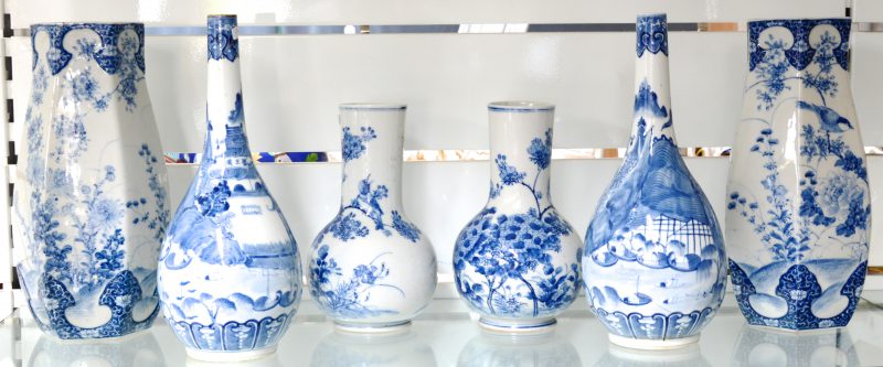 Een lot blauw en wit Chinees porselein, bestaande uit drie paar verschillende vazen. Restauraties en barsten.