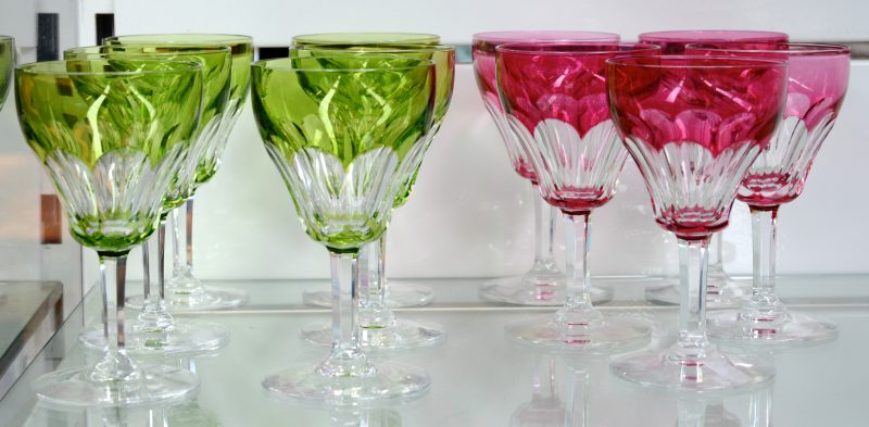 Een reeks glazen van gekleurd kristal van Val St. Lambert, bestaande uit vijf rode en zes groene.