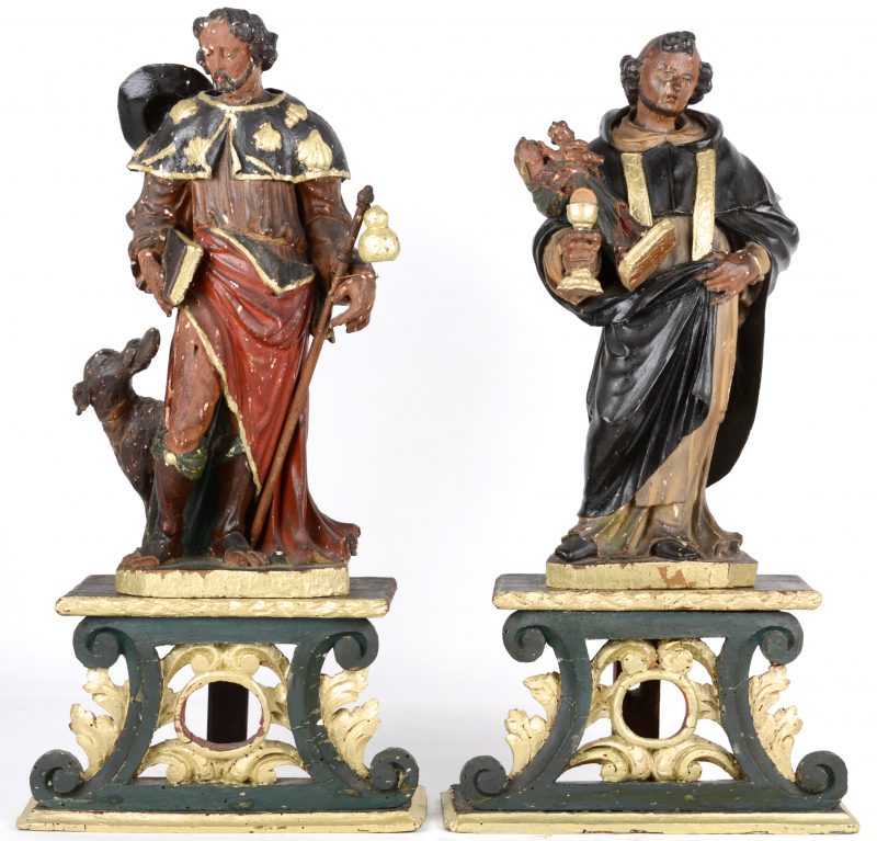 Twee heiligenbeelden van gepolychromeerd hout op consoles.