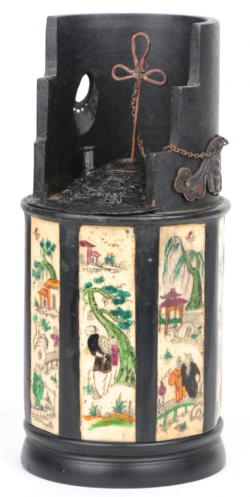 Een opiumpijp van hout, veriserd met koperen monturen en met acht ivoren plaquettes, versierd met personages in een landschap.