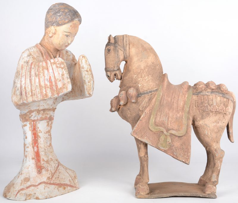 Een paard en een geisha van meerkleurig terracotta. Chinees werk naar voor beeld van de Tang.