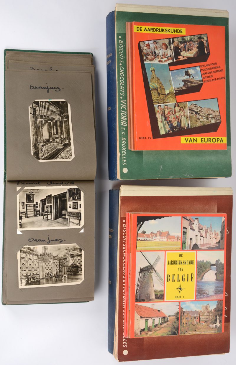 Een lot boeken, bestaande uit negen chromo-albums, twee delen met gebundelde uitgaves van de Zondagsvriend en een album met oude postkaarten.