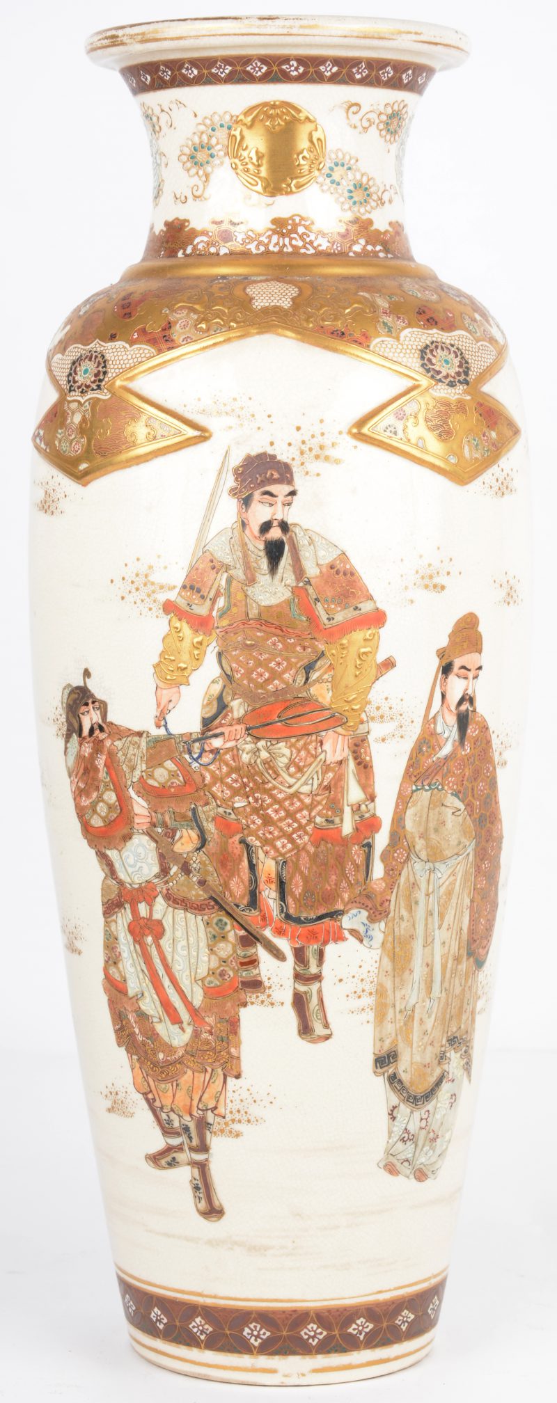 Een vaas van Japans porselein met een meerkleurig en verguld decor van krijgsheren.
