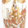 Een vaas van Japans porselein met een meerkleurig en verguld decor van krijgsheren.