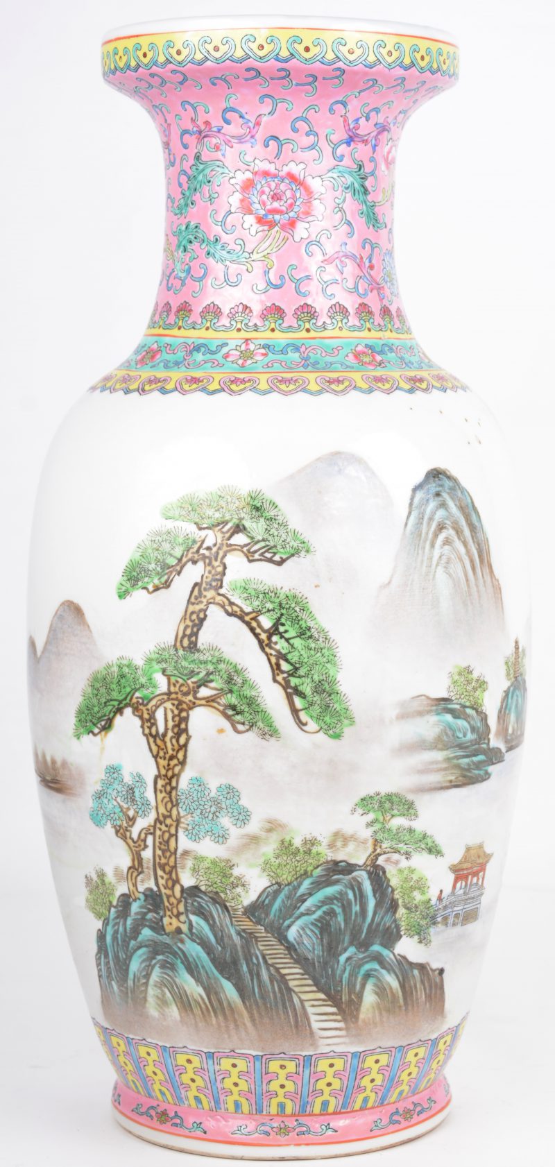 Een balustervaas van Chinees porselein met een famille-rosedecor met een landschap en een gelukstekst aan de achterkant.