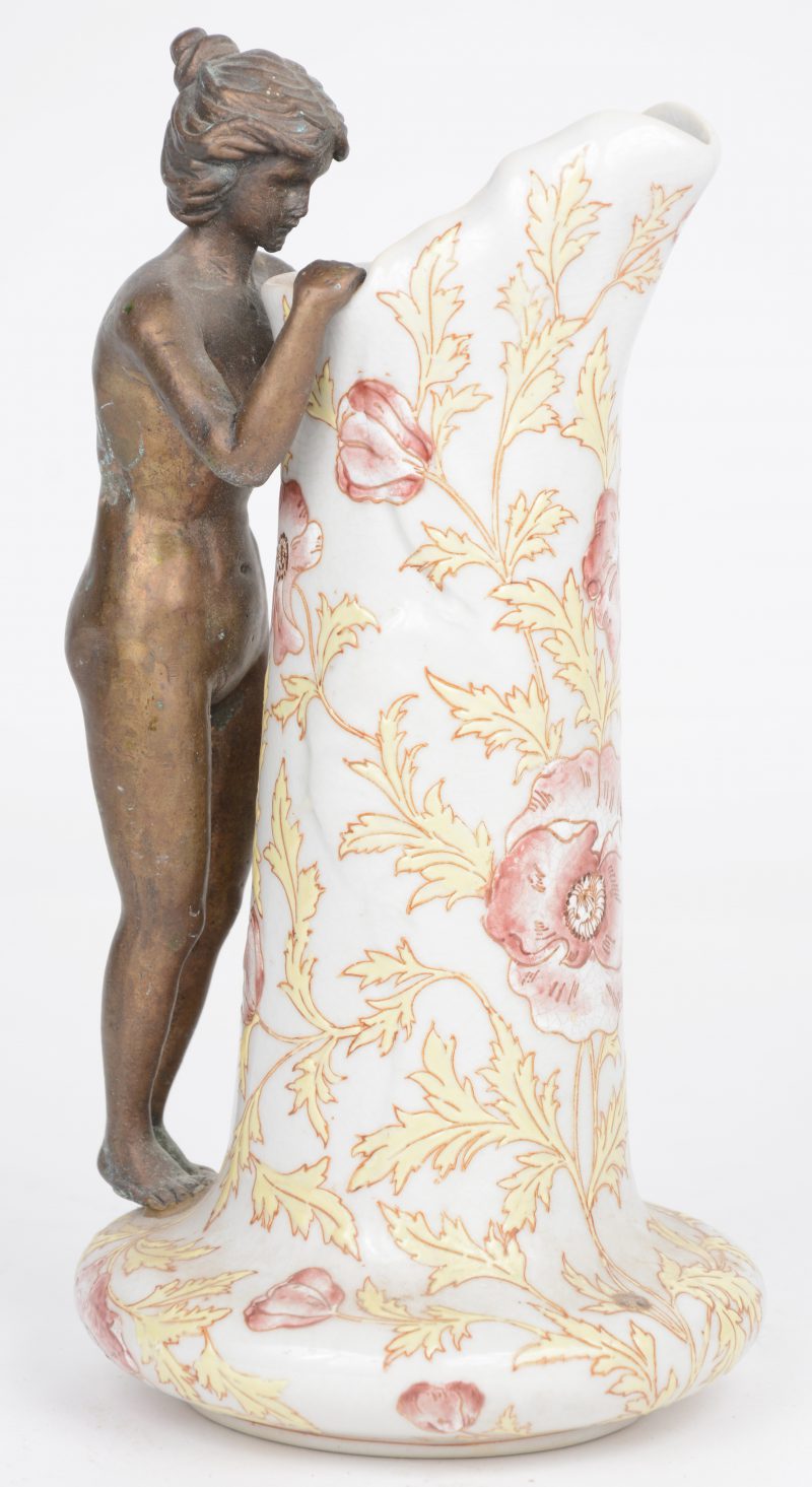 Een vaasje van meerkleurig porselein met een bloemendecor en versierd met een vrouwelijk naakt van brons.
