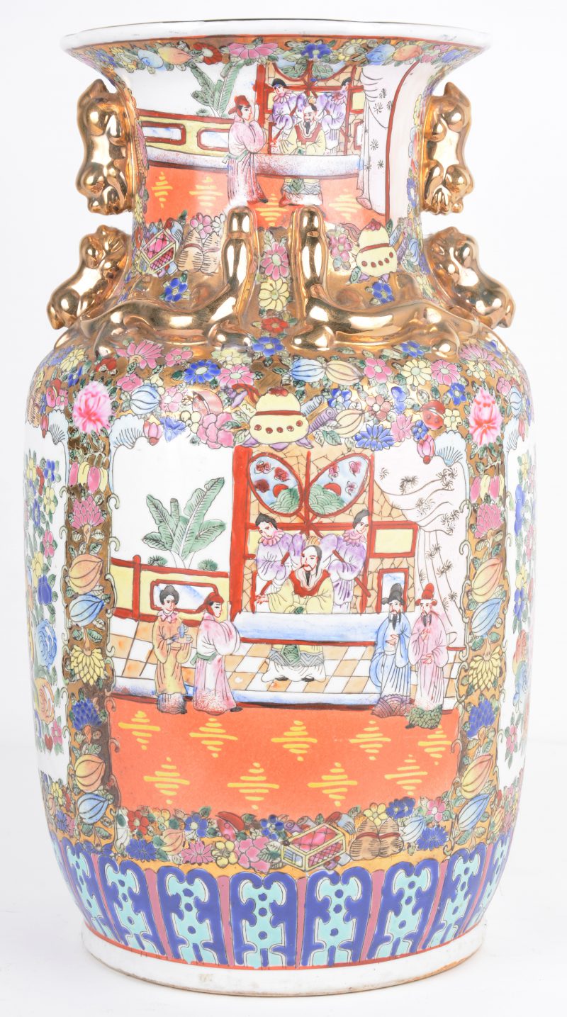 Een vaas van Chinees porselein met een meerkleurig en verguld decor van de keizerlijke hofhouding.