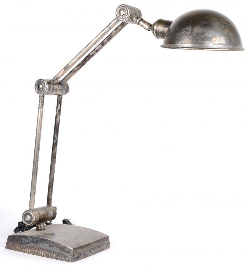 Een retro bureaulamp van metaal.