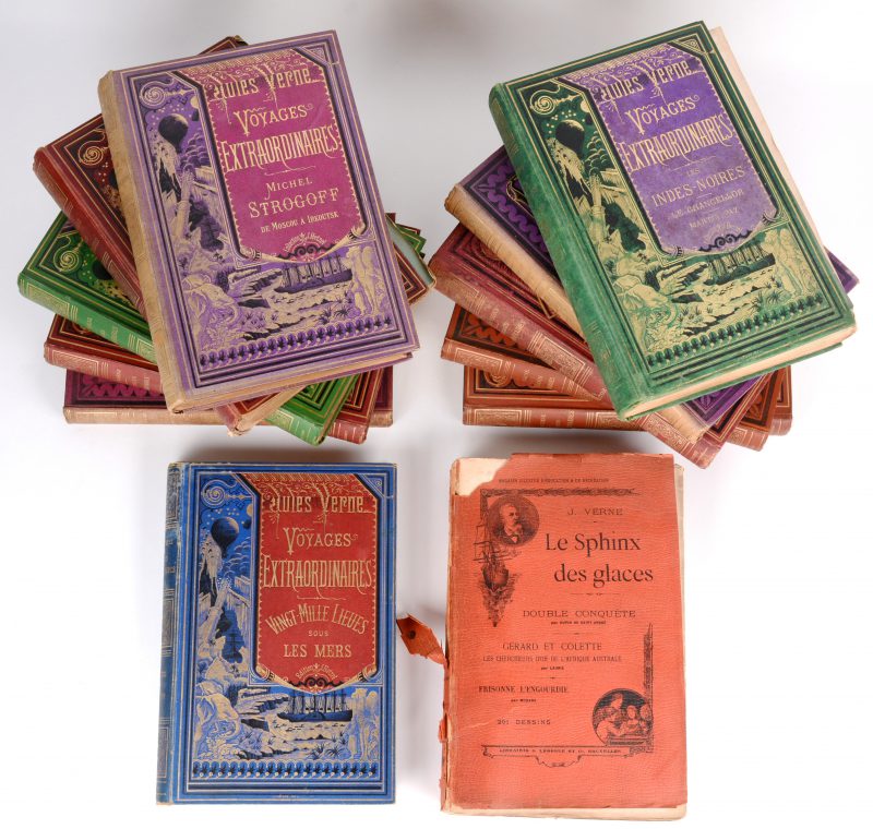 Een reeks van elf Franstalige uitgaven van verhalen van Jules Vernes. Ed. Hetzel, Parijs. Eind XIXe eeuw. We voegen er een uitgave van ‘Le magasin d’education & de recreation’ uit 1897, uitgegeven bij Lebeque te Brussel aan toe.