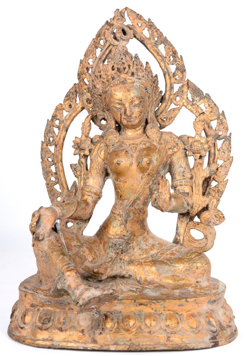 Een voorstelling van Parvati (Hindoe-godheid) van brons met goudkleurig patina. Thailand.