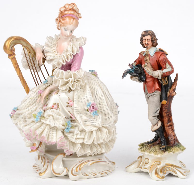 “Vrouw met harp” & “Edele man”. Twee beeldjes van meerkleurig porselein. Beide gemerkt.