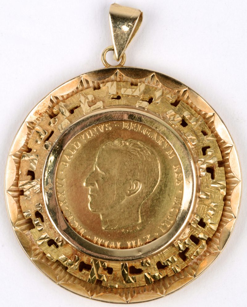 “Balduinus Belgarum Rex”. Een 18 karaats geel gouden munt gezet in een 18 karaats geel gouden hanger. Een herdenkingsmunt van 25 jaar Koningschap.