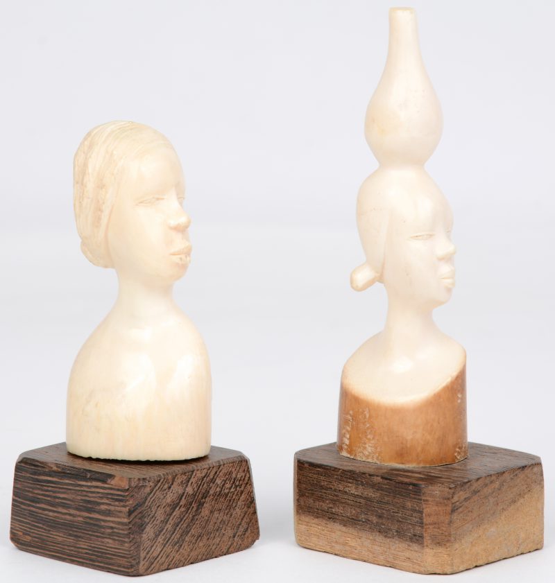 Twee kleine bustes van gebeeldhouwd ivoor. Afrikaans werk, omstreeks 1900.