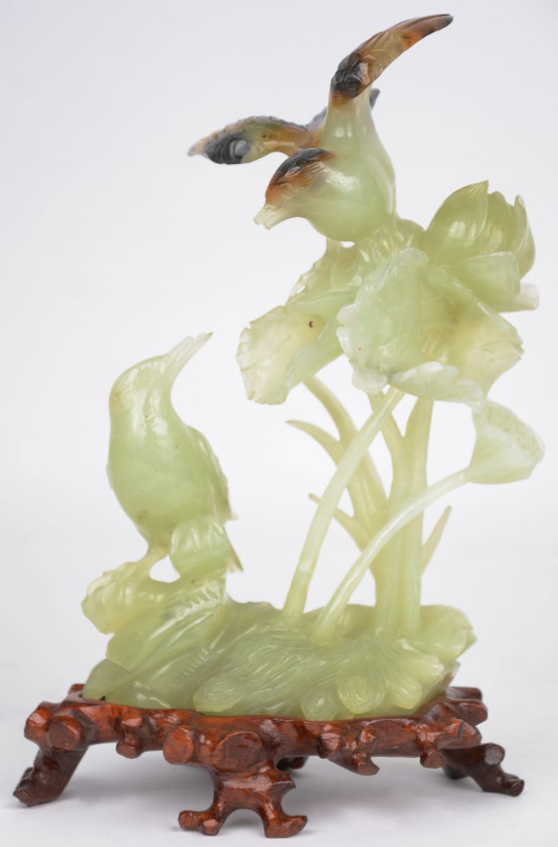 Een struik met vogels van gebeeldhouwd jade. Chinees werk, begin XXste eeuw.
