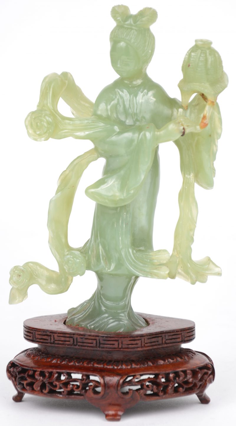 Een Guanyin van gebeeldhouwd jade. Chinees werk, begin XXste eeuw.