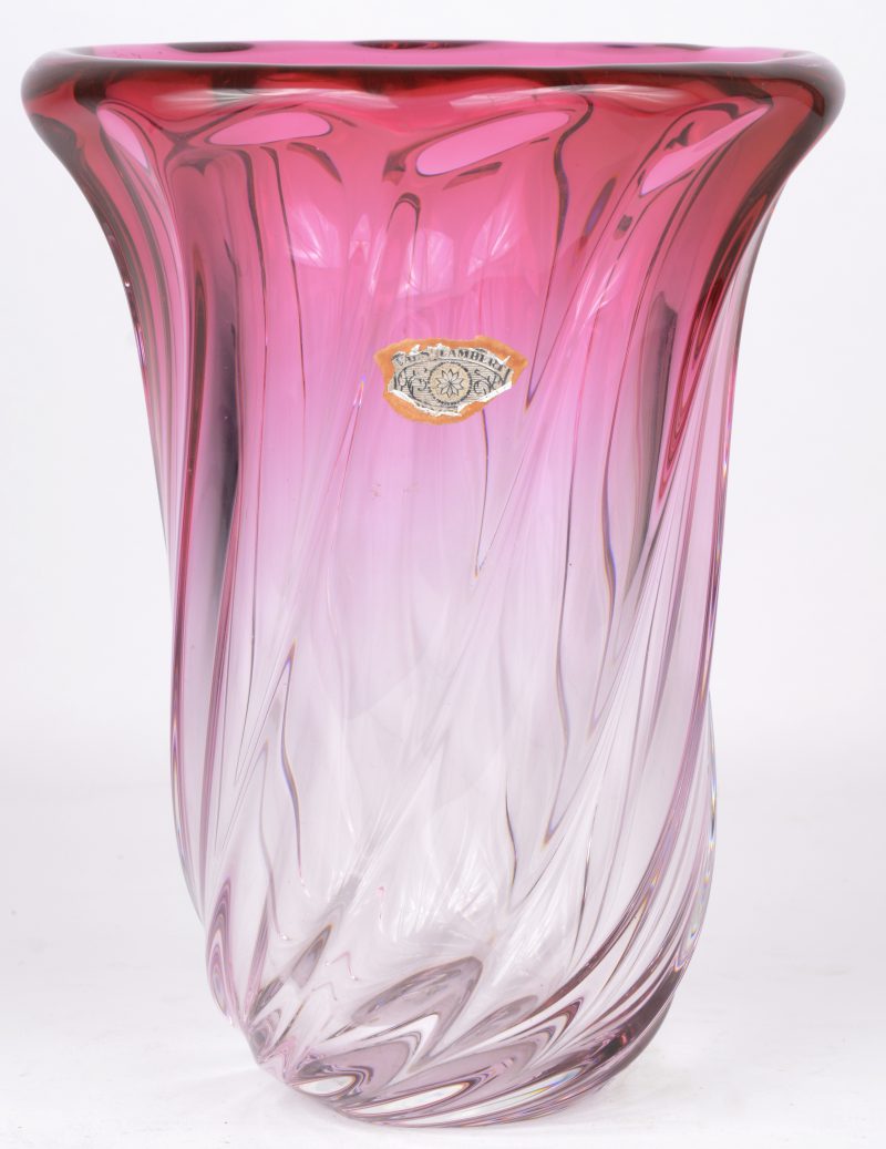 Een kristallen vaas met getorste ribben, roze gekleurd in de massa. Gemerkt.