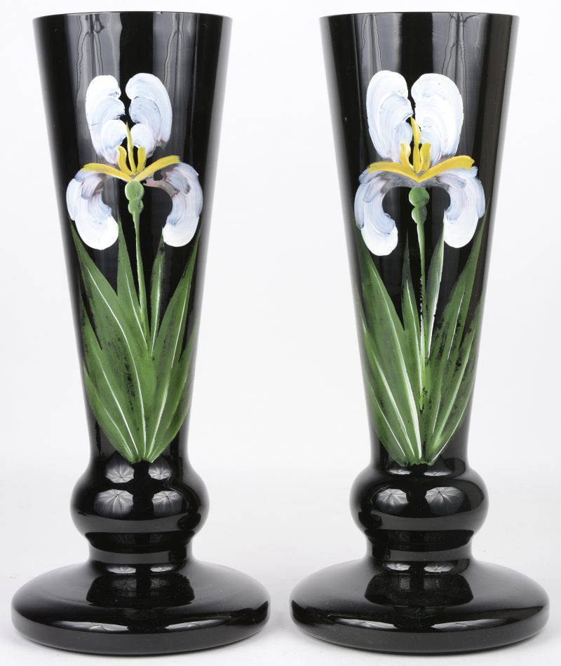 Een paar Boomse vazen op voet, versierd met een handgeschilderd decor van bloemen.