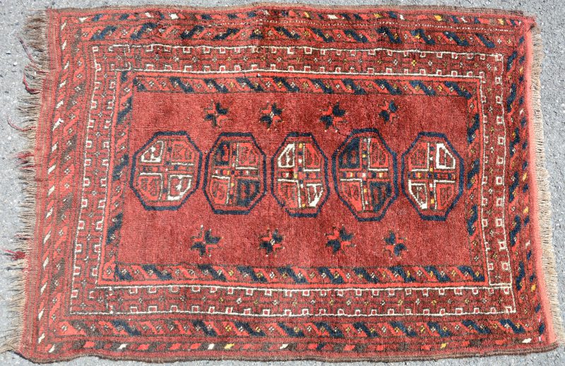 Een Antiek Pakistaans karpetje.