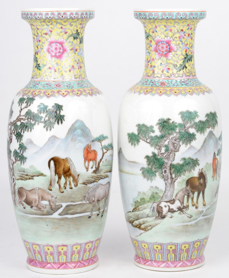 Een paar vazen van Chinees porselein met een decor van paarden en een gedicht op de achterzijde. Onderaan gemerkt en gesigneerd. Eén met kleine restauratie aan de rand. XXe eeuw.