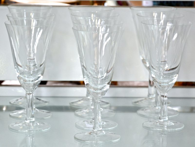 Een reeks van tien conische glazen met geslepen decor in de stijl van de jaren ‘20.