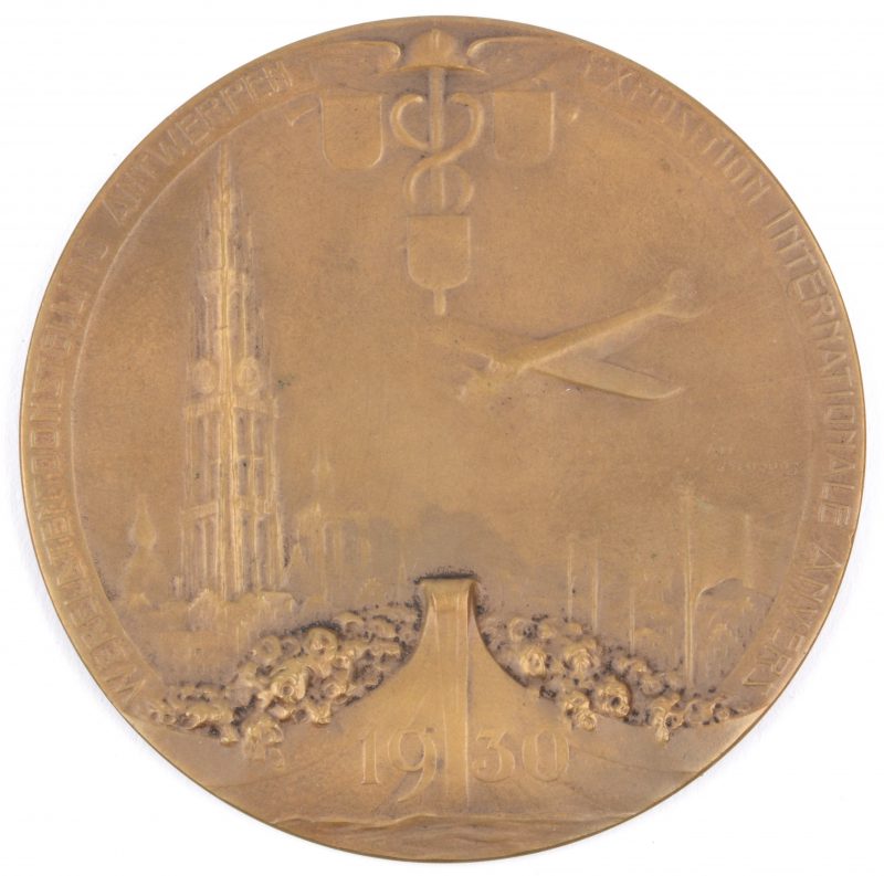 Een bronzen medaille als souvenir aan de van de Wereldtentoonstelling in Antwerpen in 1930 van atelier Mauquoy.